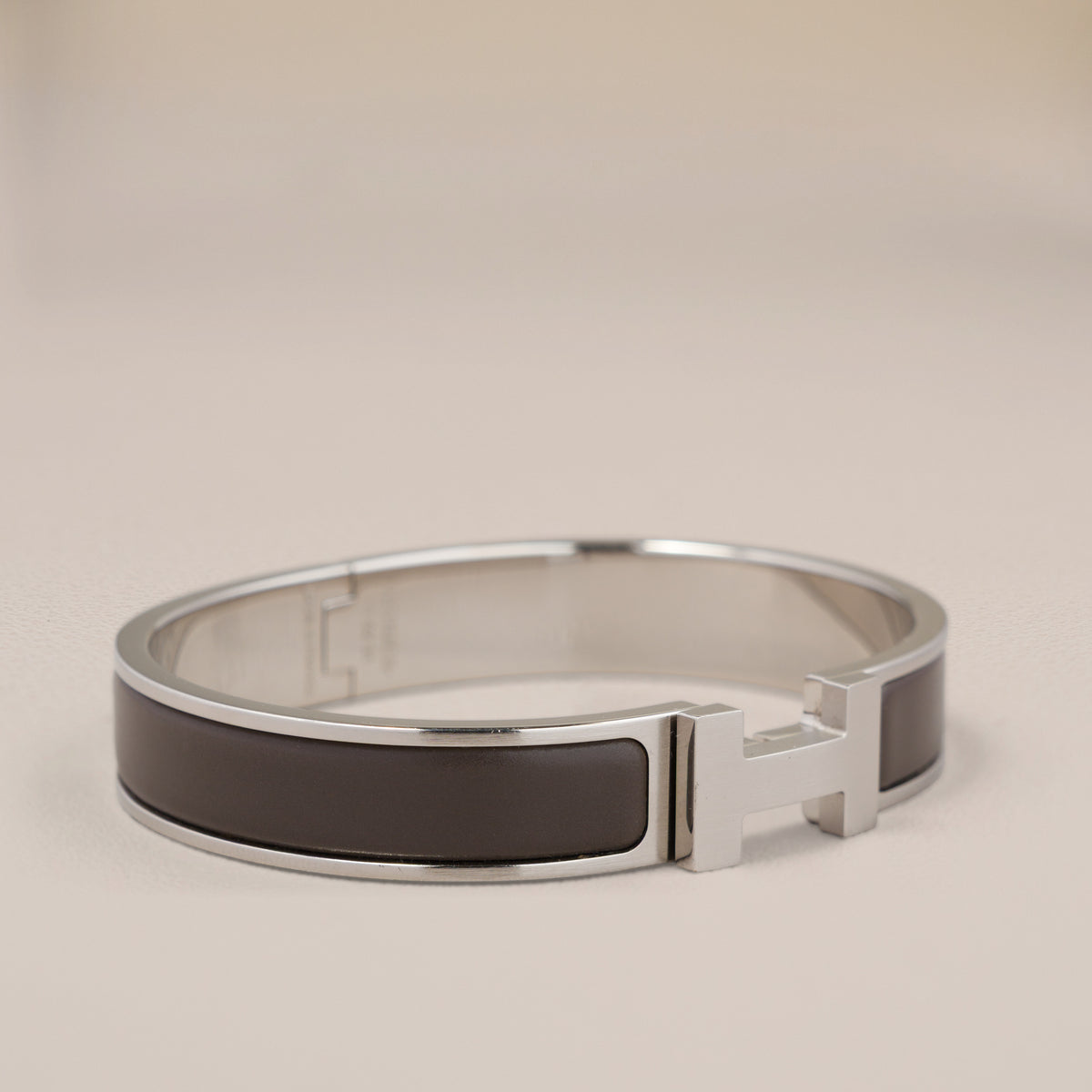Hermès Palladium Gris Étain Enamel Clic HH Bracelet, Size T5 — angle