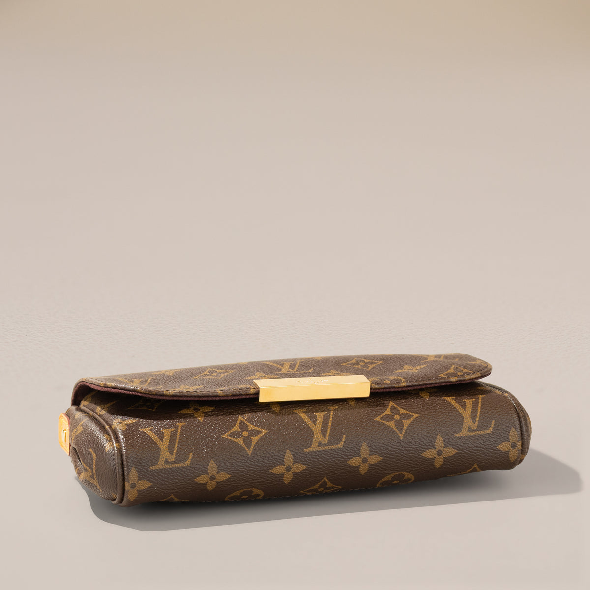 Louis Vuitton Favorite PM, Monogram — base, angle