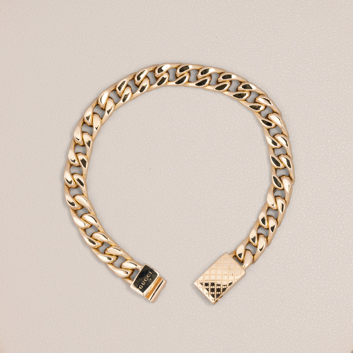 Gucci 18K Yellow Gold Curb Link Bracelet — detail