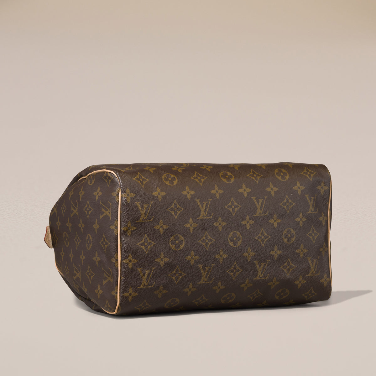 Louis Vuitton Speedy 30, Monogram — base, angled