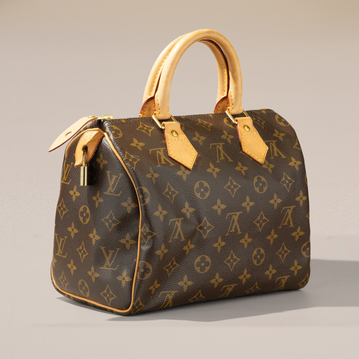 Louis Vuitton Speedy 25, Monogram — angle, padlock