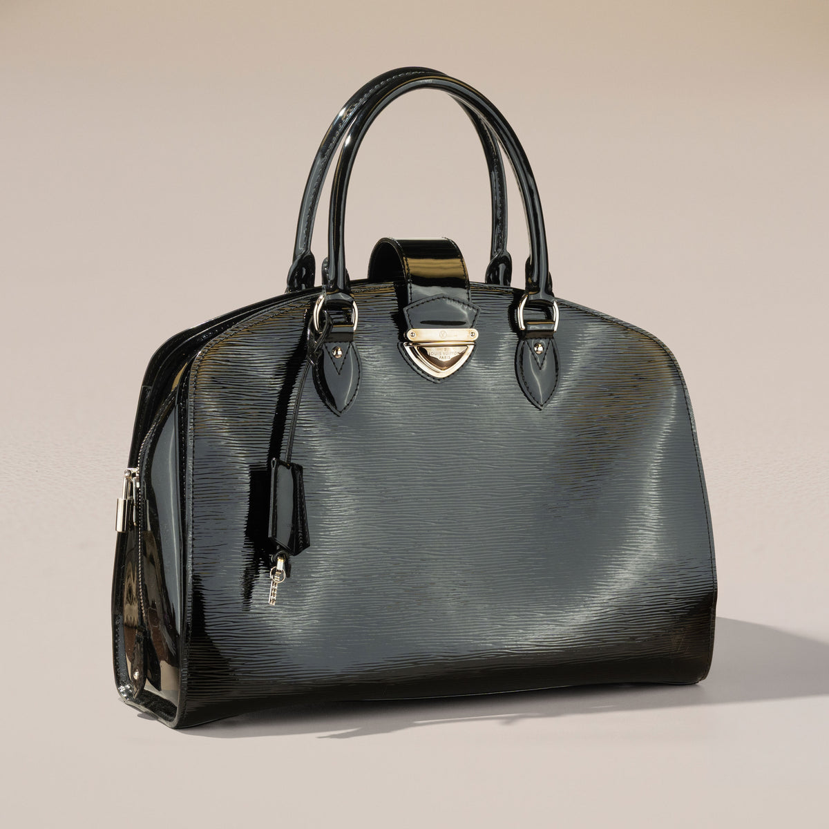 Louis Vuitton Pont-Neuf GM, Black Epi Electric — angle