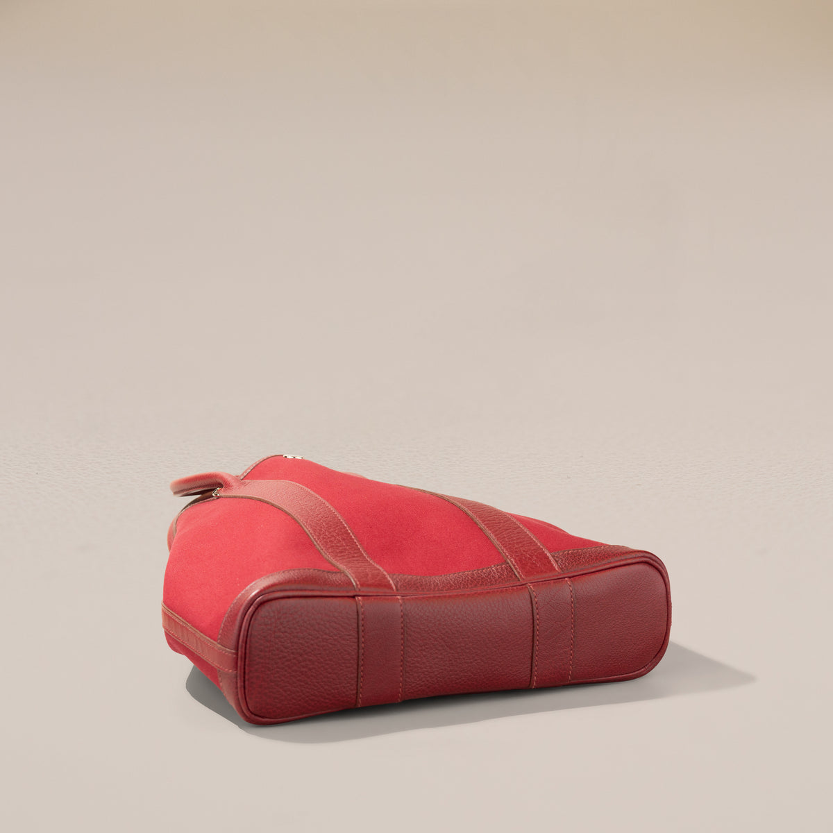 Hermès Garden File PM, Red Toile — base, angle